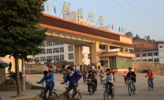 学校名称学校类型1浦北中学公办,省级示范高中2钦州市第一中学公办